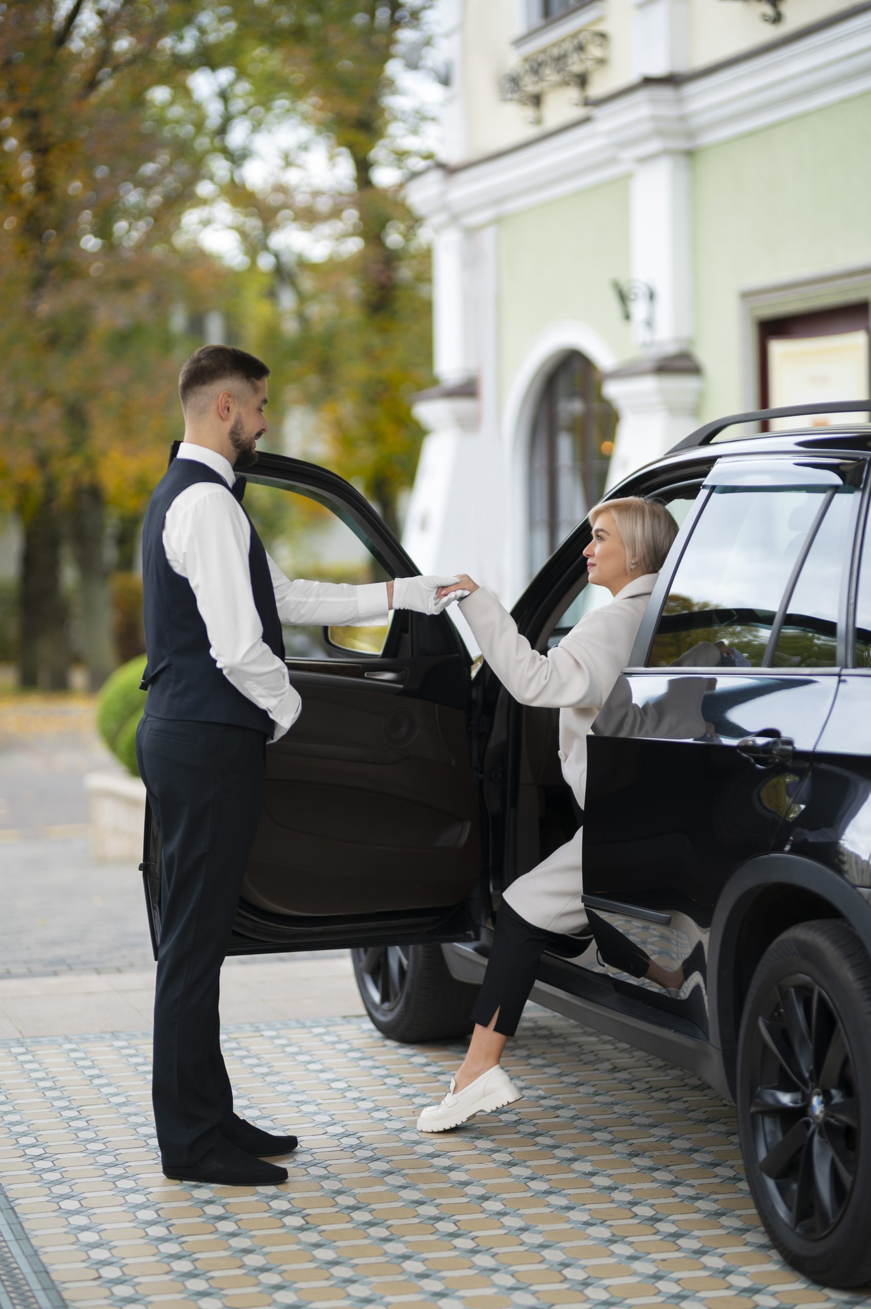 parking-valet-helping-woman-park-her-car ks i